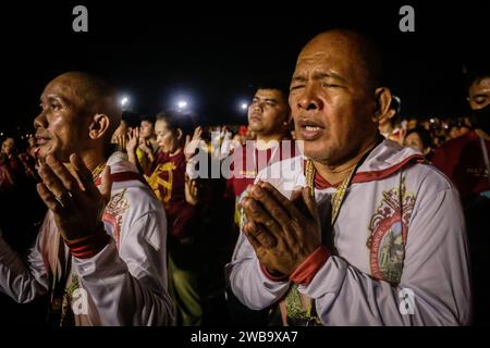 Manila, Philippinen. Januar 2024. Die Gläubigen beten feierlich vor dem offiziellen Beginn des Transplacion. Das fest des Schwarzen Nazareners, ein religiöses Ereignis in Manila, wurde nach einer dreijährigen Pause aufgrund der Pandemie wieder aufgehängt. Das Traslacion, ein Ereignis aus dem 17. Jahrhundert, erinnert an die Überführung der Statue des Schwarzen Nazareners in die Quiapo-Kirche, die Millionen von Gläubigen anlockt, die Heilung und göttliche Intervention suchen. Die feierliche Prozession dauerte 15 Stunden. (Foto: Ryan Eduard Benaid/SOPA Images/SIPA USA) Credit: SIPA USA/Alamy Live News Stockfoto