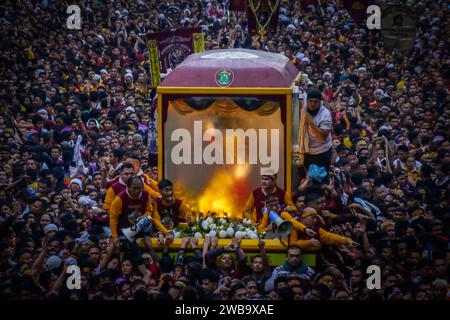 Manila, Philippinen. Januar 2024. Devotees winken ihre Handtücher vor dem Start der Fahrt. Das fest des Schwarzen Nazareners, ein religiöses Ereignis in Manila, wurde nach einer dreijährigen Pause aufgrund der Pandemie wieder aufgehängt. Das Traslacion, ein Ereignis aus dem 17. Jahrhundert, erinnert an die Überführung der Statue des Schwarzen Nazareners in die Quiapo-Kirche, die Millionen von Gläubigen anlockt, die Heilung und göttliche Intervention suchen. Die feierliche Prozession dauerte 15 Stunden. (Foto: Ryan Eduard Benaid/SOPA Images/SIPA USA) Credit: SIPA USA/Alamy Live News Stockfoto