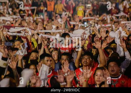 Manila, Philippinen. Januar 2024. Devotees winken ihre Handtücher vor dem Start der Fahrt. Das fest des Schwarzen Nazareners, ein religiöses Ereignis in Manila, wurde nach einer dreijährigen Pause aufgrund der Pandemie wieder aufgehängt. Das Traslacion, ein Ereignis aus dem 17. Jahrhundert, erinnert an die Überführung der Statue des Schwarzen Nazareners in die Quiapo-Kirche, die Millionen von Gläubigen anlockt, die Heilung und göttliche Intervention suchen. Die feierliche Prozession dauerte 15 Stunden. (Foto: Ryan Eduard Benaid/SOPA Images/SIPA USA) Credit: SIPA USA/Alamy Live News Stockfoto