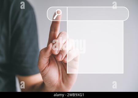 Männlicher Finger, der die Taste „Search“ auf dem virtuellen Bildschirm drückt, SEO-Suchmaschinenoptimierung und Datensuche-Technologiekonzept, Wahlschwerpunkt Stockfoto