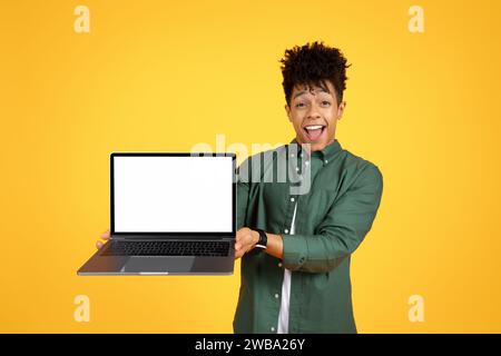 Cooler afroamerikanischer junger Mann mit Laptop Stockfoto
