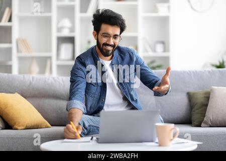 Fernunterricht. Indische Männer, Die Online-Lektion Besuchen, Videoanruf Auf Laptop Stockfoto