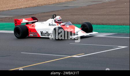 Mark Higson fuhr Niki Laudas White and Red, 1982, McLaren MP4/1B, im Masters Racing Legends Formula One Race (66'-85) in Silvewrstone Stockfoto