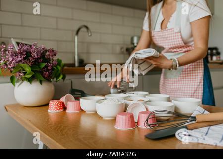 Junge Frau Knetteig in Küche, hausgemachte Backwaren-Herstellung. Stockfoto