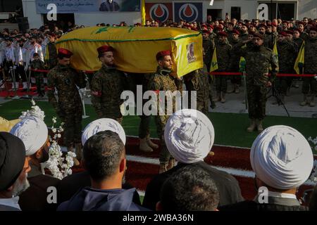 Khirbet Selm, Libanon. Januar 2024. Der Sarg des pro-iranischen Hezbollah-Oberbefehlshabers Wissam tawil wird von Kameraden als Pässe von Parteiklerikern während seiner Beerdigungsprozession im südlibanesischen Dorf Khirbit Selem getragen. Tawil ist der ranghöchste Hezbollah-Befehlshaber, der seit dem Ausbruch des grenzüberschreitenden Konflikts zwischen Israel und der Hisbollah im Libanon am 8. Oktober und dem zweiten hochkarätigen Attentat im Libanon innerhalb von zwei Wochen getötet wurde. Marwan Naamani/dpa/Alamy Live News Stockfoto