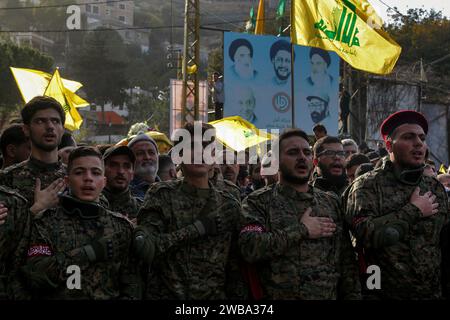 Khirbet Selm, Libanon. Januar 2024. Pro-iranische Hisbollah-Kämpfer singen Slogans, während sie zu Beginn der Trauerprozession des Parteioberbefehlshabers Wissam tawil im südlibanesischen Dorf Khirbit Selem laufen. Tawil ist der ranghöchste Hezbollah-Befehlshaber, der seit dem Ausbruch des grenzüberschreitenden Konflikts zwischen Israel und der Hisbollah im Libanon am 8. Oktober und dem zweiten hochkarätigen Attentat im Libanon innerhalb von zwei Wochen getötet wurde. Marwan Naamani/dpa/Alamy Live News Stockfoto