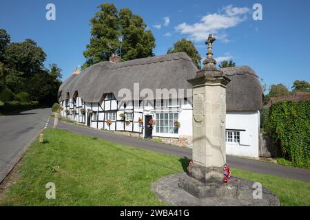 Strohgedeckte Cottages und Kriegsdenkmal auf dem Dorfgrün, Wherwell, Test Valley, Hampshire, England, Vereinigtes Königreich, Europa Stockfoto