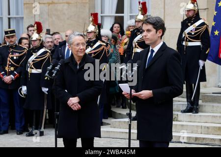 Paris, Frankreich. Januar 2024. Gabriel Attal (R, Front) hält eine Rede bei der Zeremonie der Machtübertragung im Hotel Matignon, dem offiziellen Wohnsitz des französischen Premierministers, in Paris, Frankreich am 9. Januar 2024. Der französische Präsident Emmanuel Macron ernannte Gabriel Attal am Dienstag nach dem Rücktritt der ehemaligen Regierungschefin Elisabeth Born zum Premierminister, kündigte den Präsidentenpalast Elysee an. Quelle: Rit Heize/Xinhua/Alamy Live News Stockfoto