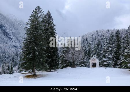 DEU, Deutschland, Bayern, Mittenwald, 15.12.2023: Winterlandschaft mit Kapelle am Wanderweg von Mittenwald in Oberbayern zum Lautersee im Dezember *** DEU, Germany, Bavaria, Mittenwald, 15 12 2023 Winterlandschaft mit Kapelle auf dem Wanderweg von Mittenwald in Oberbayern zum Lautersee im Dezember Stockfoto