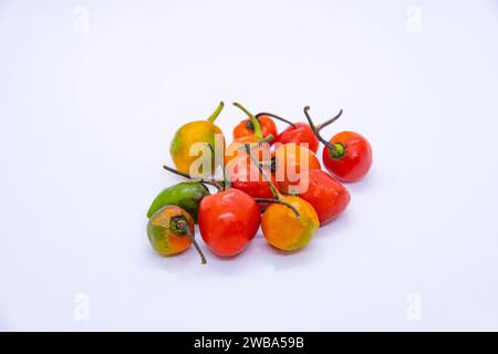 Dalle Khursani, Grüner Chilli Akabare Khursani, rote Kirschpfeffer Chili in isoliertem weißen Hintergrund Stockfoto