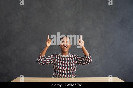 Überfröhliche ethnische Frauen zeigen beim Kopierraum-Deal auf Stockfoto