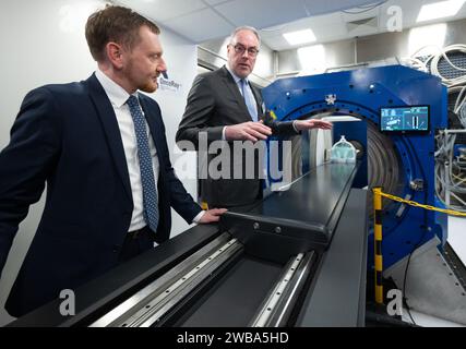 09. Januar 2024, Sachsen, Dresden: Michael Kretschmer (CDU, l), Ministerpräsident von Sachsen, und Aswin Hoffmann vom Institut für Radioonkologie - OncoRay am Helmholtz-Zentrum Dresden-Rossendorf (HZDR) stehen bei der offiziellen Inbetriebnahme eines wissenschaftlichen Prototyps für kontrastreiche Live-Bildgebung in der Protonentherapie bei OncoRay. das nationale Zentrum für Strahlenforschung in der Onkologie am Universitätsklinikum Dresden. Mit der weltweit einzigartigen Kombination aus Magnetresonanztomographie (MRT) und Protonentherapie (PT) in Form eines Prototyps sollte es po sein Stockfoto