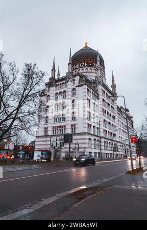 Dresden, Deutschland - 19. DEZEMBER 2021: Yenidze ist ein ehemaliges Zigarettenfabrikgebäude in Dresden, erbaut 1907-1909. Heute wird es als Bürogebäude Nr. genutzt Stockfoto