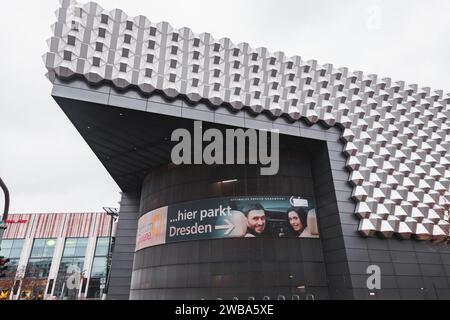 Dresden, Deutschland - 19. Dezember 2021: Das Centrum Galerie ist ein belebtes Einkaufszentrum mit einer Vielzahl von Markengeschäften und Spezialitätengeschäften sowie ungezwungenen Restaurants Stockfoto