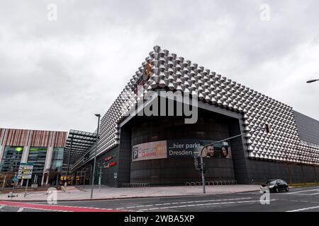 Dresden, Deutschland - 19. Dezember 2021: Das Centrum Galerie ist ein belebtes Einkaufszentrum mit einer Vielzahl von Markengeschäften und Spezialitätengeschäften sowie ungezwungenen Restaurants Stockfoto