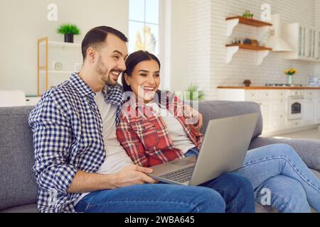 Digitale Zusammenarbeit für die ganze Familie mit Notebook zu Hause Stockfoto