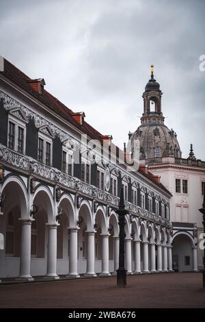 Dresden, Deutschland - 19. DEZEMBER 2021: Der Stallhof ist Teil des Wohnpalastes und dient als Veranstaltungsort für große Reitturniere. 1586 erbaut Stockfoto