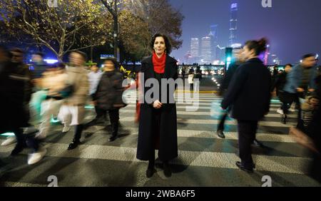 Shanghai, China. Januar 2024. Die belgische Außenministerin Hadja Lahbib wurde am Dienstag, den 09. Januar 2024, in Shanghai, China, bei einem Spaziergang im Bund mit Außenminister Lahbib gezeigt. Lahbib besucht Shanghai, bevor er den Premierminister zu einem Besuch in der Volksrepublik China beglückt. BELGA FOTO BENOIT DOPPAGNE Credit: Belga News Agency/Alamy Live News Stockfoto