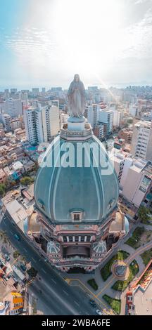 Großer Blick auf die Kirche des Unbefleckten Herzens Mariens im historischen Viertel von Magdalena. Peru Stockfoto