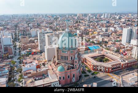 Blick aus der Vogelperspektive auf die Kirche des Unbefleckten Herzens Mariens im historischen Viertel von Magdalena. Peru Stockfoto