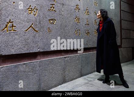 Shanghai, China. Januar 2024. Die belgische Außenministerin Hadja Lahbib wurde am Dienstag, den 09. Januar 2024, in Shanghai, China, bei einem Spaziergang im Bund mit Außenminister Lahbib gezeigt. Lahbib besucht Shanghai, bevor er den Premierminister zu einem Besuch in der Volksrepublik China beglückt. BELGA FOTO BENOIT DOPPAGNE Credit: Belga News Agency/Alamy Live News Stockfoto