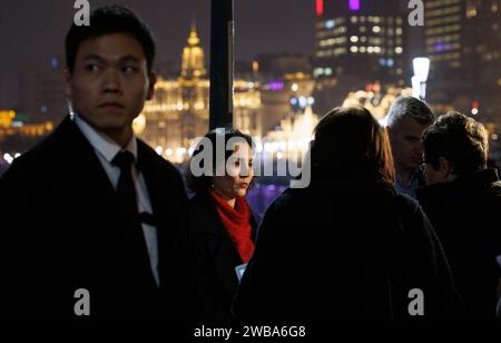 Shanghai, China. Januar 2024. Die belgische Außenministerin Hadja Lahbib wurde am Dienstag, den 09. Januar 2024, in Shanghai, China, bei einem Spaziergang im Bund mit Außenminister Lahbib gezeigt. Lahbib besucht Shanghai, bevor er den Premierminister zu einem Besuch in der Volksrepublik China beglückt. BELGA FOTO BENOIT DOPPAGNE Credit: Belga News Agency/Alamy Live News Stockfoto