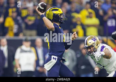 8. Januar 2024: Michigan Quarterback J.J. McCarthy (9) gibt den Ball während des College Football Playoff National Championship-Spiels zwischen den Washington Huskies und den Michigan Wolverines im NRG Stadium in Houston, Texas. John Mersits/CSM Stockfoto