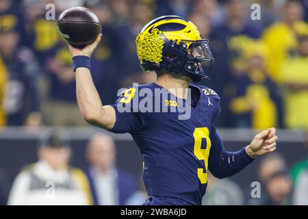 8. Januar 2024: Michigan Quarterback J.J. McCarthy (9) gibt den Ball während des College Football Playoff National Championship-Spiels zwischen den Washington Huskies und den Michigan Wolverines im NRG Stadium in Houston, Texas. John Mersits/CSM Stockfoto