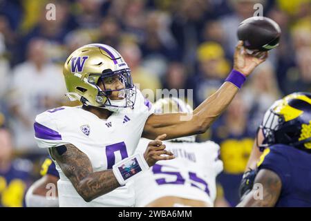 8. Januar 2024: Der Washington Quarterback Michael Penix Jr. (9) übergibt den Ball während des College Football Playoff National Championship-Spiels zwischen den Washington Huskies und den Michigan Wolverines im NRG Stadium in Houston, Texas. John Mersits/CSM Stockfoto