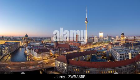 Abendstimmung im Zentrum von Berlin Mitte. 09.012024, Berlin, GER - Panorama vom Zentrum Berlin Mitte., Berlin Berlin Deutschland, DEU Mitte *** Abendatmosphäre im Zentrum von Berlin Mitte 09 012024, Berlin, GER Panorama vom Zentrum von Berlin Mitte , Berlin Berlin Berlin Deutschland, DEU Mitte Stockfoto