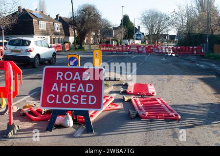 Staines upon Thames, Surrey, Großbritannien. Januar 2024. Eine gesperrte Straße aufgrund von Hochwasser in Staines upon Thames in Surrey, wo Wohngärten überschwemmt wurden, weil die Themse ihre Ufer geplatzt hat. Für die Themse bei Staines upon Thames ist eine Hochwasserwarnung vorhanden. Quelle: Maureen McLean/Alamy Live News Stockfoto