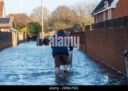 Staines upon Thames, Surrey, Großbritannien. Januar 2024. Eine gesperrte Straße aufgrund von Hochwasser in Staines upon Thames in Surrey, wo Wohngärten überschwemmt wurden, weil die Themse ihre Ufer geplatzt hat. Für die Themse bei Staines upon Thames ist eine Hochwasserwarnung vorhanden. Quelle: Maureen McLean/Alamy Live News Stockfoto