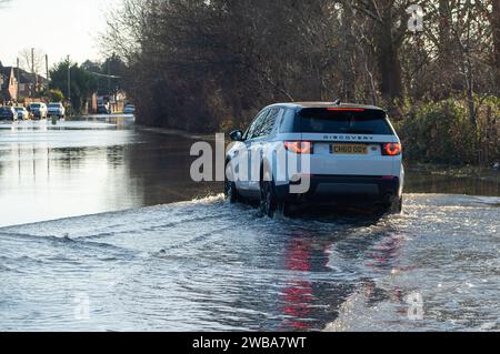 Staines upon Thames, Surrey, Großbritannien. Januar 2024. Eine gesperrte Straße aufgrund von Hochwasser in Staines upon Thames in Surrey, wo Wohngärten überschwemmt wurden, weil die Themse ihre Ufer geplatzt hat. Für die Themse bei Staines upon Thames ist eine Hochwasserwarnung vorhanden. Quelle: Maureen McLean/Alamy Live News Stockfoto