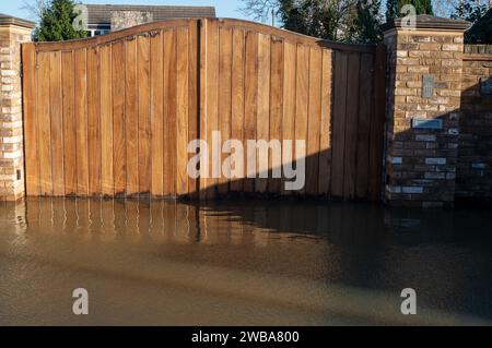 Staines upon Thames, Surrey, Großbritannien. Januar 2024. Eine gesperrte Straße aufgrund von Hochwasser in Staines upon Thames in Surrey, wo Wohngärten überschwemmt wurden, weil die Themse ihre Ufer geplatzt hat. Für die Themse bei Staines upon Thames ist eine Hochwasserwarnung vorhanden. Quelle: Maureen McLean/Alamy Live News Stockfoto