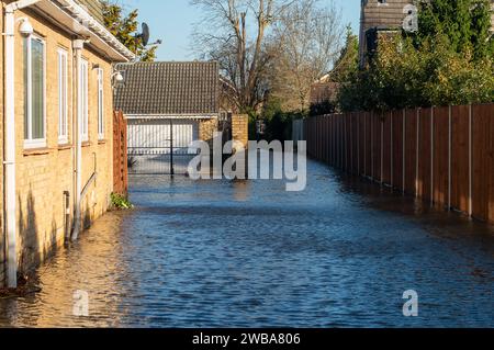 Staines upon Thames, Surrey, Großbritannien. Januar 2024. Eine gesperrte Straße aufgrund von Hochwasser in Staines upon Thames in Surrey, wo Wohngärten überschwemmt wurden, weil die Themse ihre Ufer geplatzt hat. Für die Themse bei Staines upon Thames ist eine Hochwasserwarnung vorhanden. Quelle: Maureen McLean/Alamy Live News Stockfoto