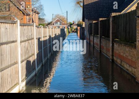 Staines upon Thames, Surrey, Großbritannien. Januar 2024. Eine gesperrte Straße aufgrund von Hochwasser in Staines upon Thames in Surrey, wo Wohngärten überschwemmt wurden, weil die Themse ihre Ufer geplatzt hat. Für die Themse bei Staines upon Thames ist eine Hochwasserwarnung vorhanden. Quelle: Maureen McLean/Alamy Live News Stockfoto