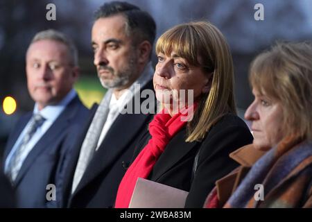 Linda Allan, Mutter von Katie Allan, spricht mit den Medien zusammen mit Solicitor Aamer Anwar, ihrem Ehemann Stuart Allan und Deborah Coles (ganz rechts), der geschäftsführenden Direktorin der Trauerkaritationsuntersuchung, während sie vor dem Falkirk Sheriff Court am zweiten Tag der tödlichen Unfalluntersuchung zu den Todesfällen von Katie Allan und William Lindsay sprechen, die beide sich in der Polmont Young Offenders Institution das Leben genommen haben. Bilddatum: Dienstag, 9. Januar 2024. Stockfoto