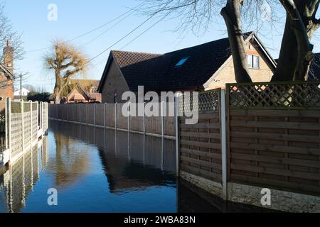Staines upon Thames, Surrey, Großbritannien. Januar 2024. Eine gesperrte Straße aufgrund von Hochwasser in Staines upon Thames in Surrey, wo Wohngärten überschwemmt wurden, weil die Themse ihre Ufer geplatzt hat. Für die Themse bei Staines upon Thames ist eine Hochwasserwarnung vorhanden. Quelle: Maureen McLean/Alamy Live News Stockfoto