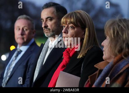 Linda Allan, Mutter von Katie Allan, spricht mit den Medien zusammen mit Solicitor Aamer Anwar, ihrem Ehemann Stuart Allan und Deborah Coles (ganz rechts), der geschäftsführenden Direktorin der Trauerkaritationsuntersuchung, während sie vor dem Falkirk Sheriff Court am zweiten Tag der tödlichen Unfalluntersuchung zu den Todesfällen von Katie Allan und William Lindsay sprechen, die beide sich in der Polmont Young Offenders Institution das Leben genommen haben. Bilddatum: Dienstag, 9. Januar 2024. Stockfoto