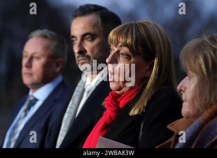 Linda Allan, Mutter von Katie Allan, spricht mit den Medien zusammen mit Solicitor Aamer Anwar, ihrem Ehemann Stuart Allan und Deborah Coles (ganz rechts), der geschäftsführenden Direktorin der Trauerkaritationsuntersuchung, während sie vor dem Falkirk Sheriff Court am zweiten Tag der tödlichen Unfalluntersuchung zu den Todesfällen von Katie Allan und William Lindsay sprechen, die beide sich in der Polmont Young Offenders Institution das Leben genommen haben. Bilddatum: Dienstag, 9. Januar 2024. Stockfoto