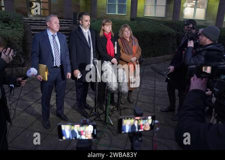 Rechtsanwalt Aamer Anwar, zusammen mit Linda und Stuart Allan, den Eltern von Katie Allan, und Deborah Coles (ganz rechts), Executive Director of Trauerkaritative Inquest, während sie mit den Medien vor dem Falkirk Sheriff Court am zweiten Tag der tödlichen Unfalluntersuchung über die Todesfälle von Katie Allan und William Lindsay sprechen, die beide in der Polmont Young Offenders Institution ihr Leben genommen haben. Bilddatum: Dienstag, 9. Januar 2024. Stockfoto