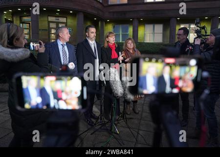 Rechtsanwalt Aamer Anwar, zusammen mit Linda und Stuart Allan, den Eltern von Katie Allan, und Deborah Coles (ganz rechts), Executive Director of Trauerkaritative Inquest, während sie mit den Medien vor dem Falkirk Sheriff Court am zweiten Tag der tödlichen Unfalluntersuchung über die Todesfälle von Katie Allan und William Lindsay sprechen, die beide in der Polmont Young Offenders Institution ihr Leben genommen haben. Bilddatum: Dienstag, 9. Januar 2024. Stockfoto