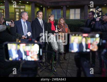 Rechtsanwalt Aamer Anwar, zusammen mit Linda und Stuart Allan, den Eltern von Katie Allan, und Deborah Coles (ganz rechts), Executive Director of Trauerkaritative Inquest, während sie mit den Medien vor dem Falkirk Sheriff Court am zweiten Tag der tödlichen Unfalluntersuchung über die Todesfälle von Katie Allan und William Lindsay sprechen, die beide in der Polmont Young Offenders Institution ihr Leben genommen haben. Bilddatum: Dienstag, 9. Januar 2024. Stockfoto