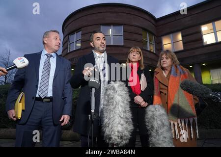 Rechtsanwalt Aamer Anwar, zusammen mit Linda und Stuart Allan, den Eltern von Katie Allan, und Deborah Coles (ganz rechts), Executive Director of Trauerkaritative Inquest, während sie mit den Medien vor dem Falkirk Sheriff Court am zweiten Tag der tödlichen Unfalluntersuchung über die Todesfälle von Katie Allan und William Lindsay sprechen, die beide in der Polmont Young Offenders Institution ihr Leben genommen haben. Bilddatum: Dienstag, 9. Januar 2024. Stockfoto