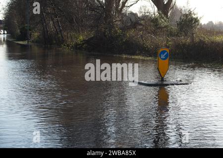Staines upon Thames, Surrey, Großbritannien. Januar 2024. Eine gesperrte Straße aufgrund von Hochwasser in Staines upon Thames in Surrey, wo Wohngärten überschwemmt wurden, weil die Themse ihre Ufer geplatzt hat. Für die Themse bei Staines upon Thames ist eine Hochwasserwarnung vorhanden. Quelle: Maureen McLean/Alamy Live News Stockfoto