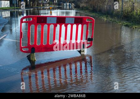 Staines upon Thames, Surrey, Großbritannien. Januar 2024. Eine gesperrte Straße aufgrund von Hochwasser in Staines upon Thames in Surrey, wo Wohngärten überschwemmt wurden, weil die Themse ihre Ufer geplatzt hat. Für die Themse bei Staines upon Thames ist eine Hochwasserwarnung vorhanden. Quelle: Maureen McLean/Alamy Live News Stockfoto