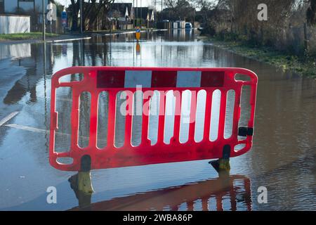 Staines upon Thames, Surrey, Großbritannien. Januar 2024. Eine gesperrte Straße aufgrund von Hochwasser in Staines upon Thames in Surrey, wo Wohngärten überschwemmt wurden, weil die Themse ihre Ufer geplatzt hat. Für die Themse bei Staines upon Thames ist eine Hochwasserwarnung vorhanden. Quelle: Maureen McLean/Alamy Live News Stockfoto