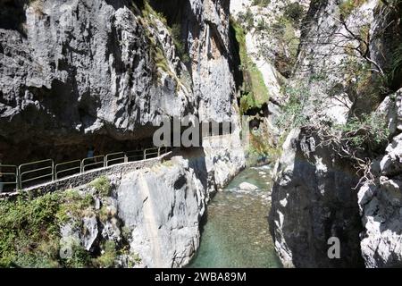 La Rute del Cares Seda del Cares Puente de Los Rebecos Asturias Kastilien und Leon. Wanderroute in den atemberaubenden Bergen und Landschaften der Nation Stockfoto