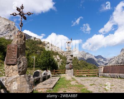 Mirador del Tombo, in den atemberaubenden Bergen und Landschaften im Nationalpark Picos de Europe in Nordspanien Posada de Valdeón, Spanien Stockfoto