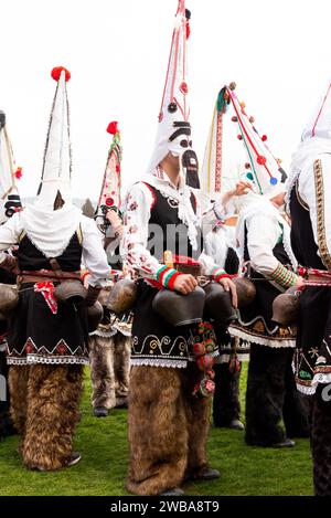 Kukeri-Tänzer aus Zentralbulgarien mit komplizierten Kostümen, Glocken und Masken beim Simitlia-Winterfestival in Simitli, Bulgarien, Osteuropa, EU Stockfoto